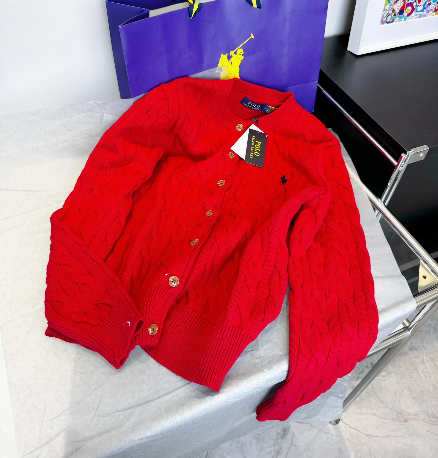 🅿️240 Style number: L05 (red) only xs s Ralph Lauren RL classic war horse logo embroidery on the chest cable pattern twist button round neck long sleeves buttoned knitted sweater cardigan jacket Color: SIZE: XS S M L Size reference # Length Bust Shoulder width 43.5 L 64 52 45 I will always love sweet girls. Soft and glutinous🧶🫶The style is a very classic cable sweater. American retro college style. Perfect hand comfort. It is a must-have item for spring, autumn and winter wardrobes. It also looks good when layered as an inner layer in cold weather. High-density LOGO embroidery on the chest, original customization of tag accessories. Made of pure cotton yarn 🧶 blended with wool, pure cotton is skin-friendly and comfortable, small label war horse embroidered twist turtleneck sweater 🐎 high quality. Follow the blogger to learn how to wear it! Let’s get a Ralph Lauren cable sweater. It’s a super hard-to-find series after it became popular. It’s hard to find one on the official website. It’s simple and practical to wear, with a lazy and loose feel. The thickened fabric has a more texture, soft and delicate feel, and a loose fit. Whether worn alone or layered, you can wear different styles of fashion with just one piece. ⚠️Contains wool products🦙 Pay attention to the washing method to avoid shrinkage
